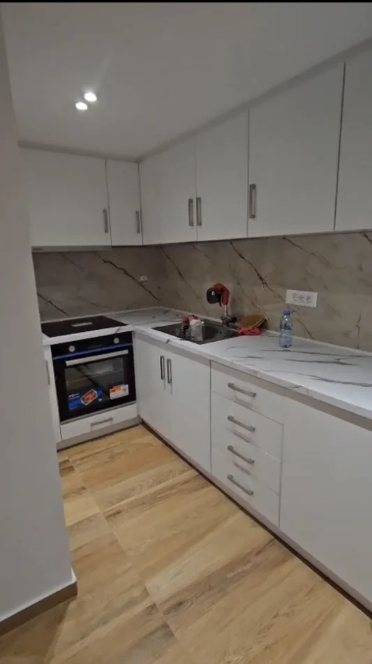 Tirane, jepet me qera apartament 1+1 Kati 0, 70 m² 500 € (KODRA E DIELLIT)