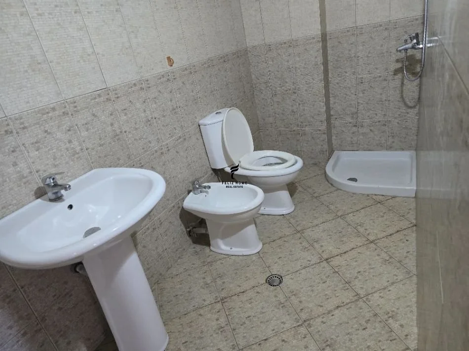 Tirane, jepet me qera zyre Kati 3, 120 m² 800 € (RRUGA BARDHYL)