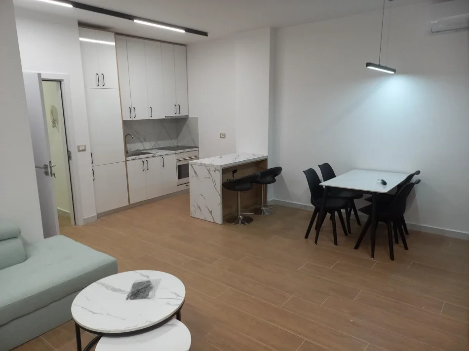 Tirane, jepet me qera apartament 2+1 Kati 2, 80 m² 550 € (FRESKU)