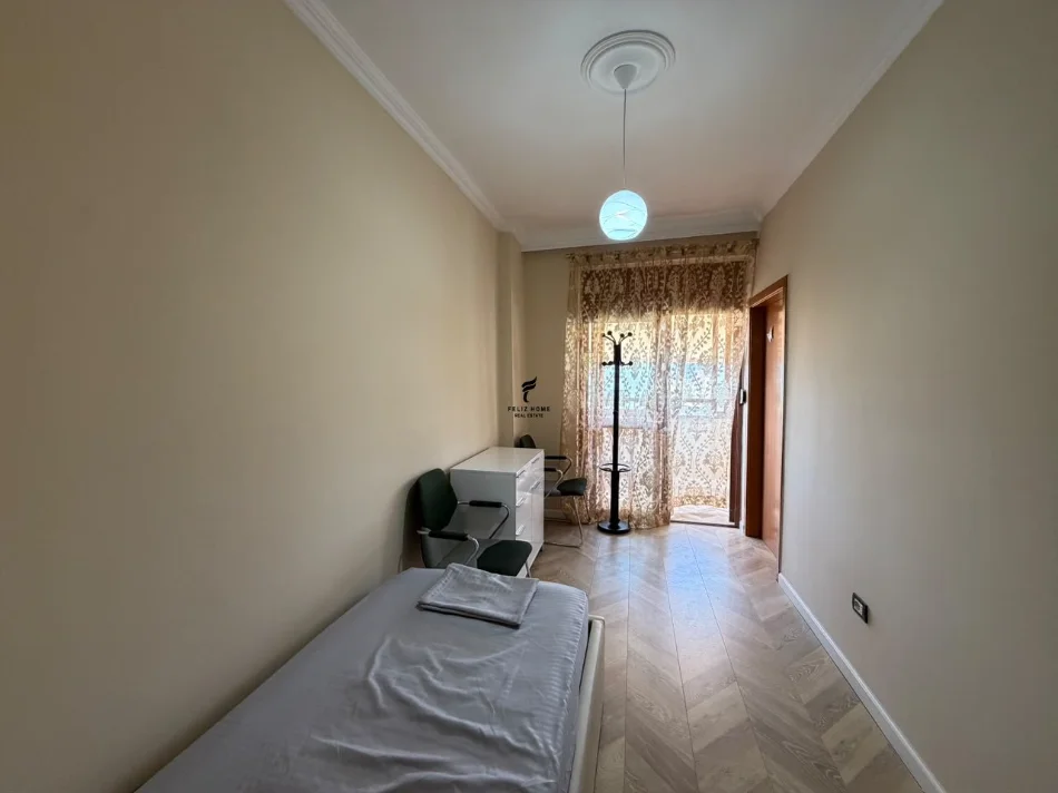 Tirane, jepet me qera apartament 4+1 Kati 8, 150 m² 1.300 € (ISH EKSPOZITA)