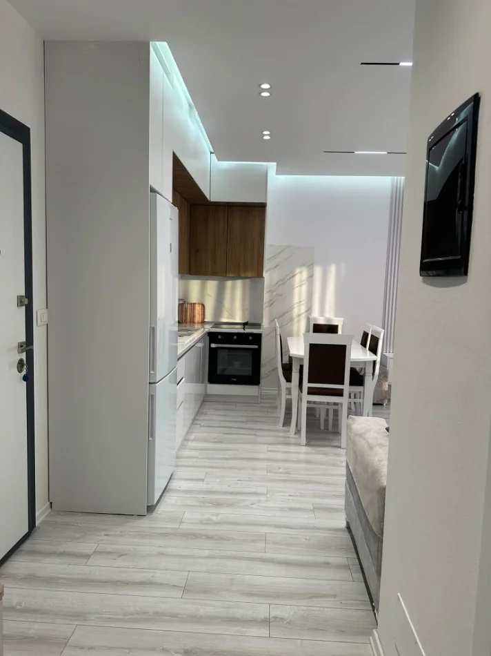 Tirane, jepet me qera apartament 1+1 Kati 3, 80 m² 700 € (BULEVARDI I RI)