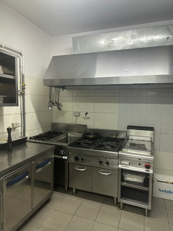 Tirane, jepet me qera bar-resorant Kati 0, 160 m² 3.500 € (STADIUMI DINAMO)