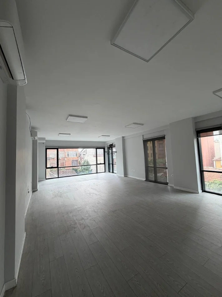Tirane, jepet me qera zyre Kati 1, 404 m² 5.200 € (PAZARI I RI)