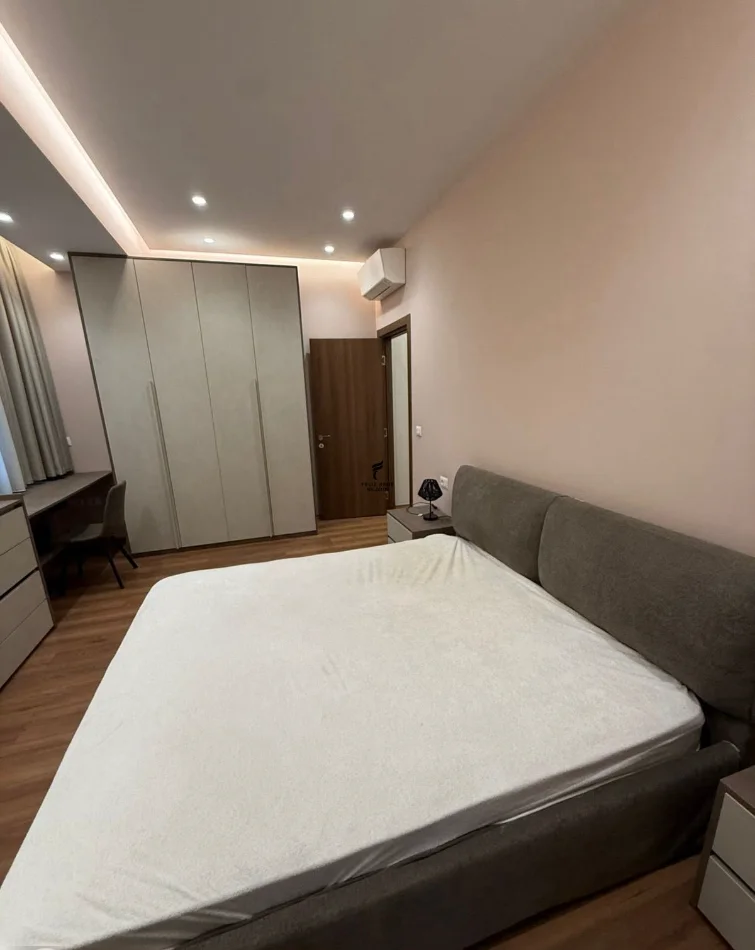 Tirane, jepet me qera apartament 2+1 Kati 2, 113 m² 700 € (RRUGA E DIBRES)