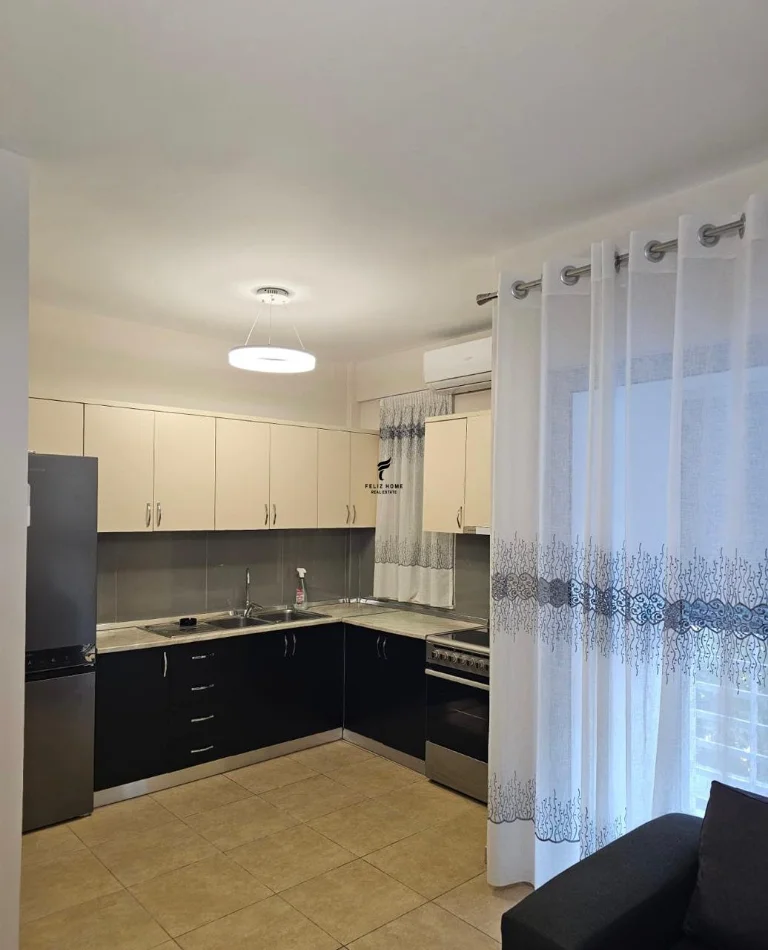 Tirane, jepet me qera apartament 2+1 Kati 1, 76 m² 550 € (5 MAJI)