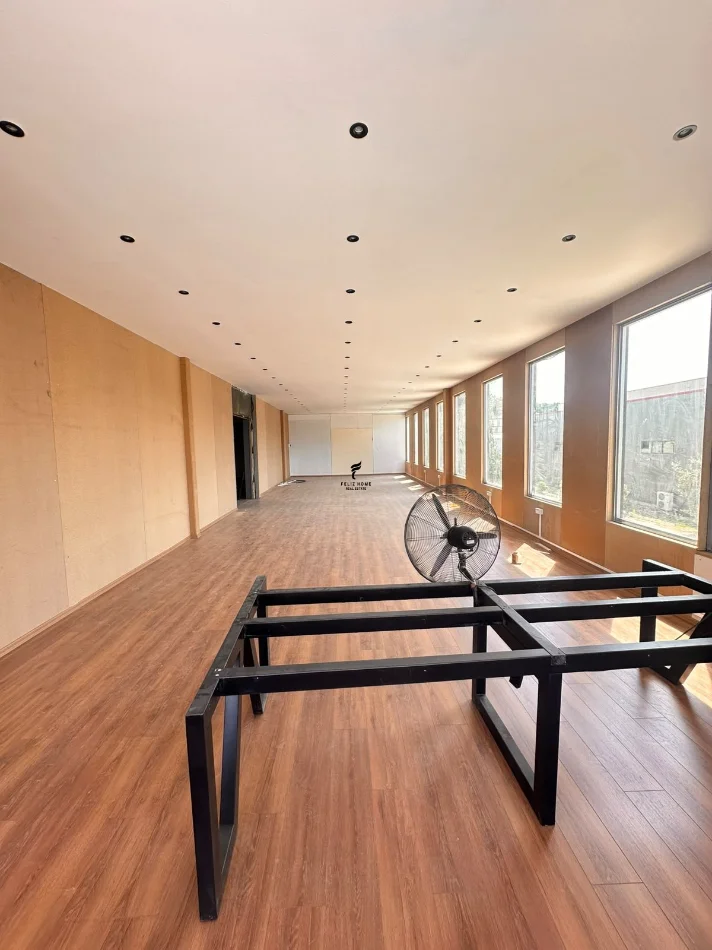 Tirane, jepet me qera magazine , 680 m² 4.600 € (AUTOSTRADA TIRANE-DURRES)