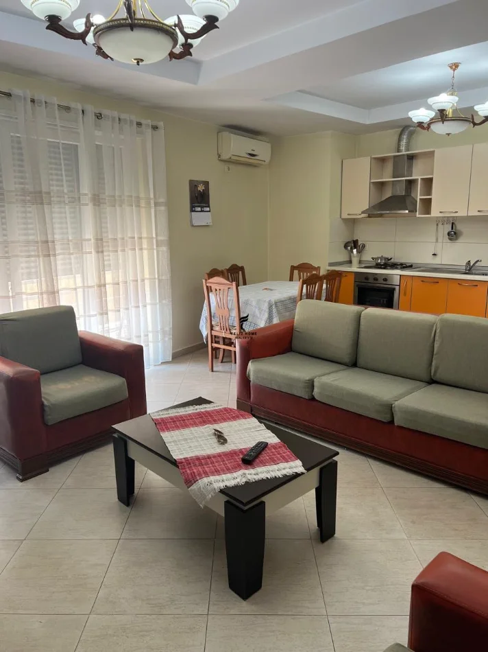 Tirane, jepet me qera apartament 2+1 Kati 4, 100 m² 700 € (PAZARI I RI)