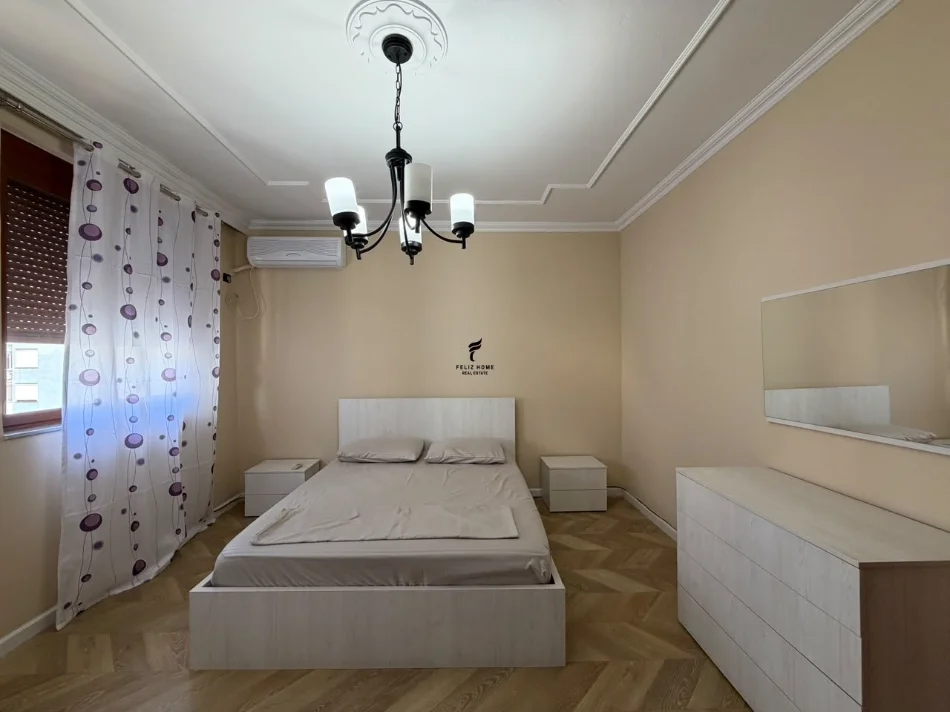 Tirane, jepet me qera apartament 4+1 Kati 8, 150 m² 1.300 € (ISH EKSPOZITA)
