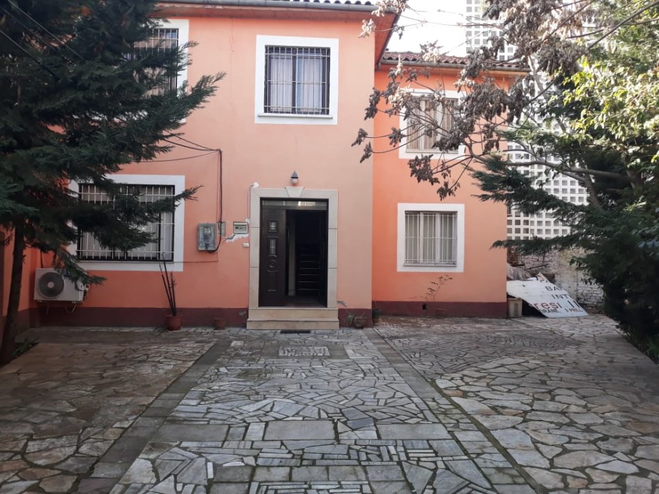 Tirane, jap me qera Vile Kati 2, 140 m² 1.100 € (Rruga Hoxha Tahsim ( Pazari i Ri))