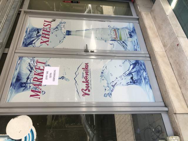 Elbasan, jepet me qera dyqan 18 m² 20.000 Leke (28 Nentori, Prane Gjimnazit Ahmet Dakli)