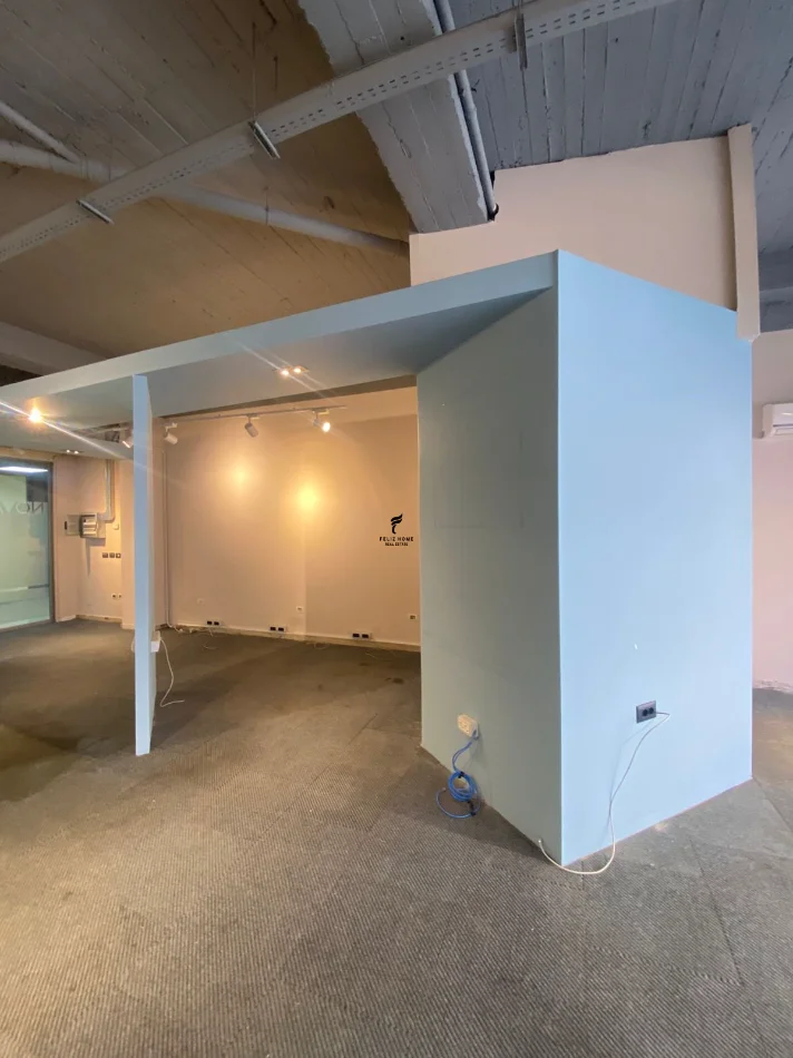 Tirane, jepet me qera zyre Kati 1, 140 m² 1.700 € (RRUGA E KAVAJES)