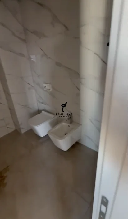 Tirane, jepet me qera ambjent biznesi Kati 9, 65 m² 600 € (BULEVARDI I RI)