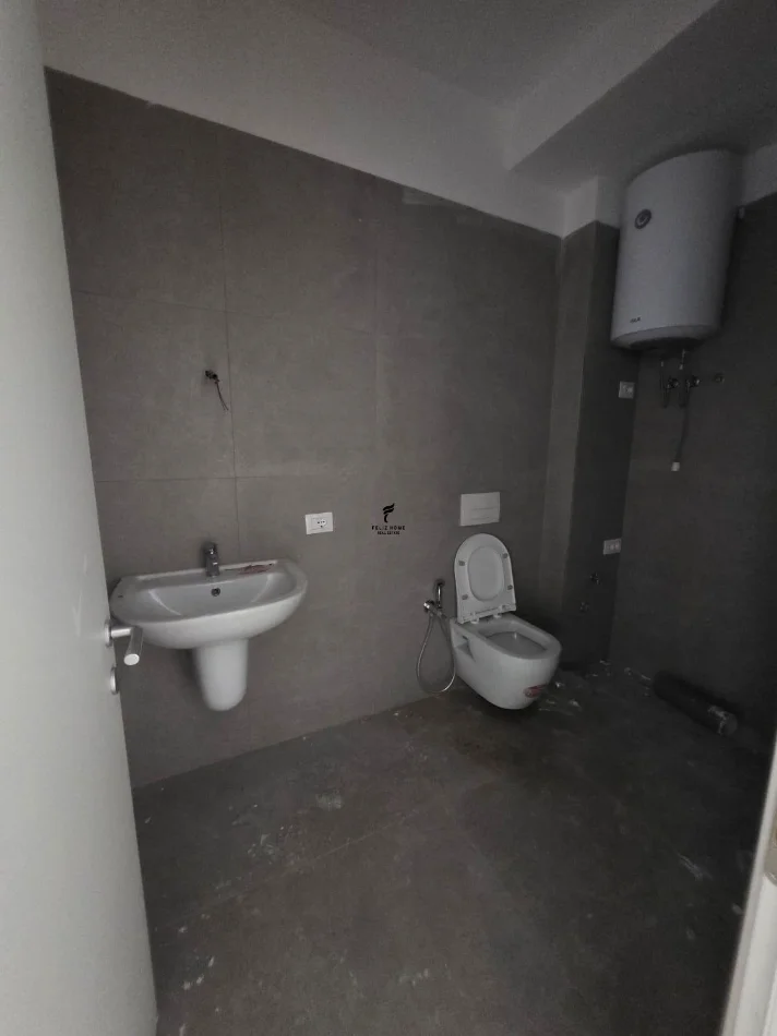 Tirane, jepet me qera zyre Kati 4, 66 m² 500 € (21 DHJETORI)