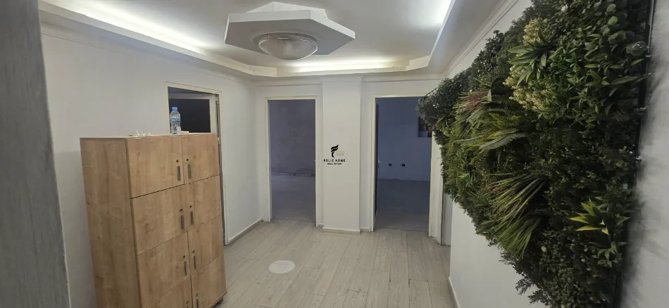 Tirane, jepet me qera zyre Kati 1, 120 m² 850 € (SHESHI WILLSON)