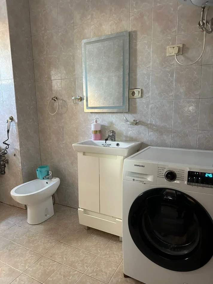 Tirane, jepet me qera apartament 1+1 Kati 8, 70 m² 550 € (KOMUNA E PARISIT)