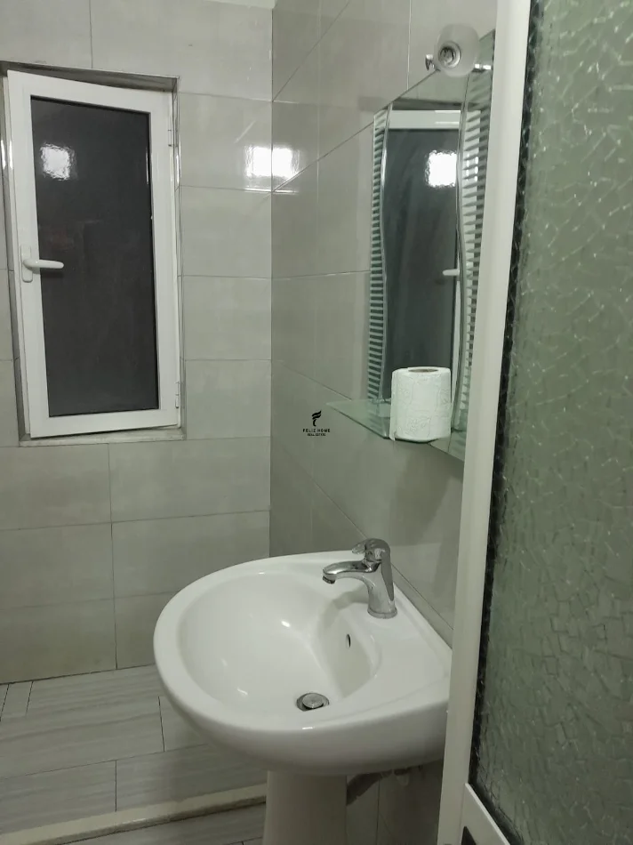 Tirane, jepet me qera apartament 1+1 Kati 5, 70 m² 400 € (RRUGA BARDHYL)