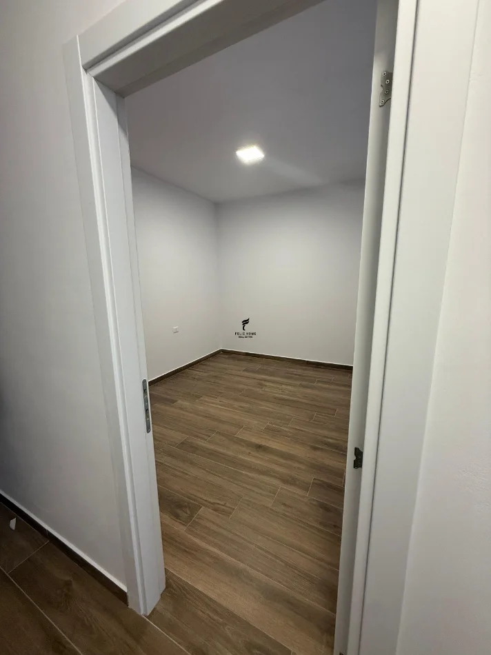 Tirane, jepet me qera zyre Kati 3, 130 m² 650 € (RRUGA E DIBRES)