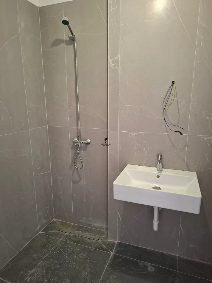 Tirane, jepet me qera zyre Kati 5, 72 m² 400 € (UNIVERS CITY)
