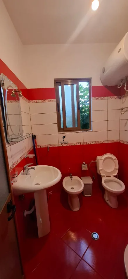 Tirane, jepet me qera apartament 1+1 Kati 3, 65 m² 400 € (LAPRAKE)