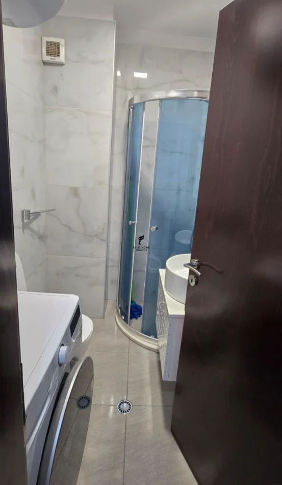Tirane, jepet me qera apartament 1+1 Kati 4, 65 m² 550 € (KOMUNA E PARISIT)