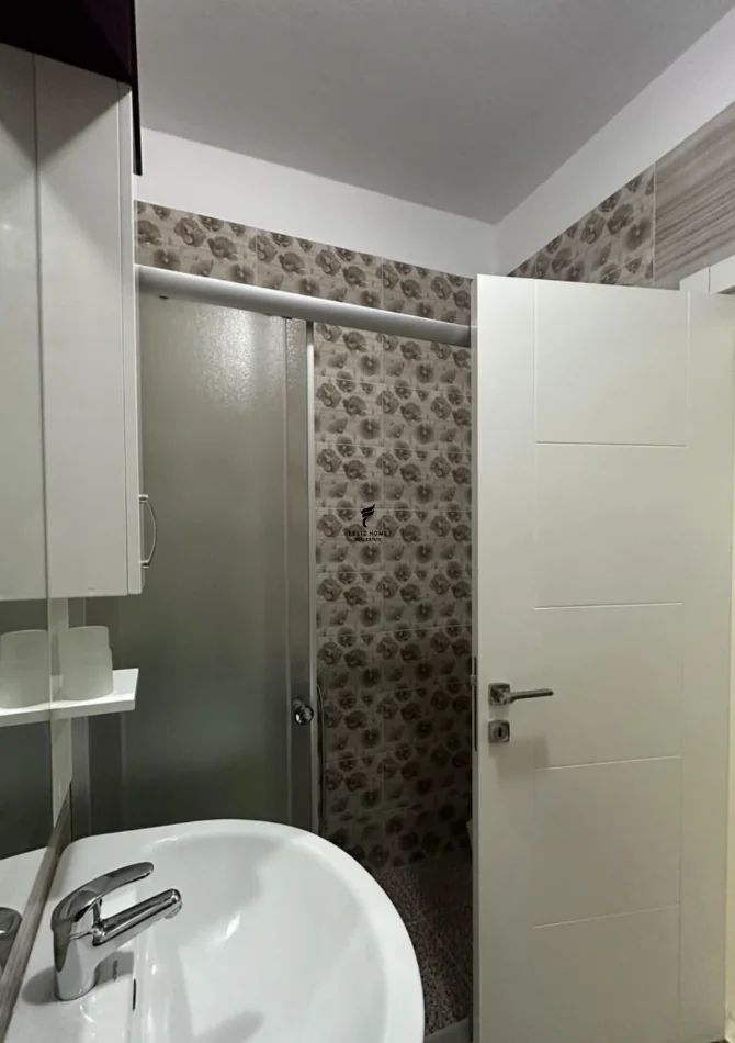 Tirane, jepet me qera apartament 1+1 Kati 3, 70 m² 700 € (QENDER)