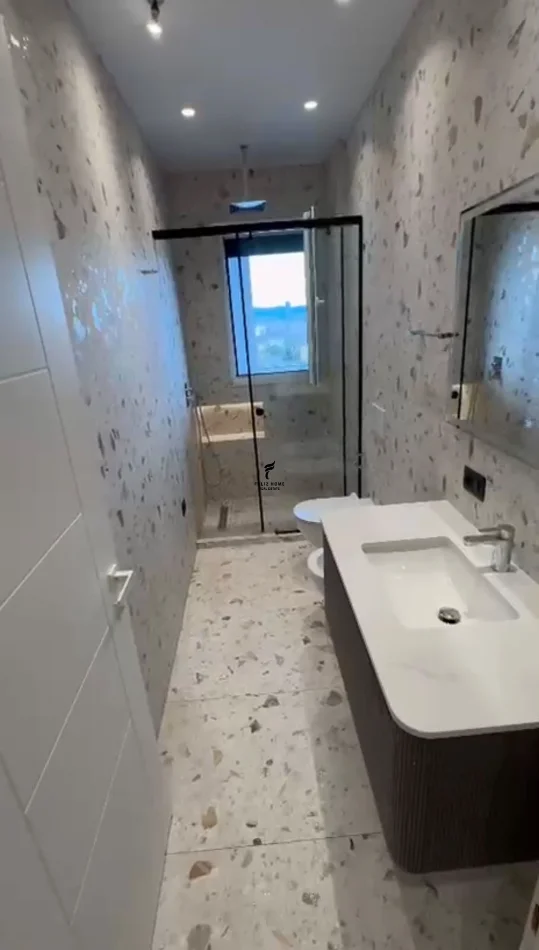Tirane, jepet me qera apartament 1+1 Kati 8, 70 m² 800 € (PORCELAN)