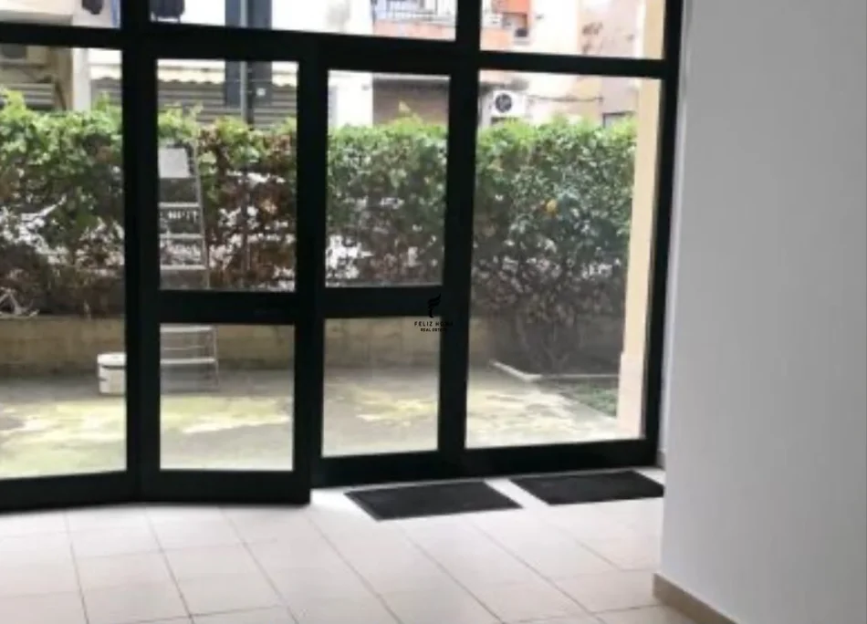 Tirane, jepet me qera zyre Kati 0, 37 m² 300 € (SIRI KODRA)