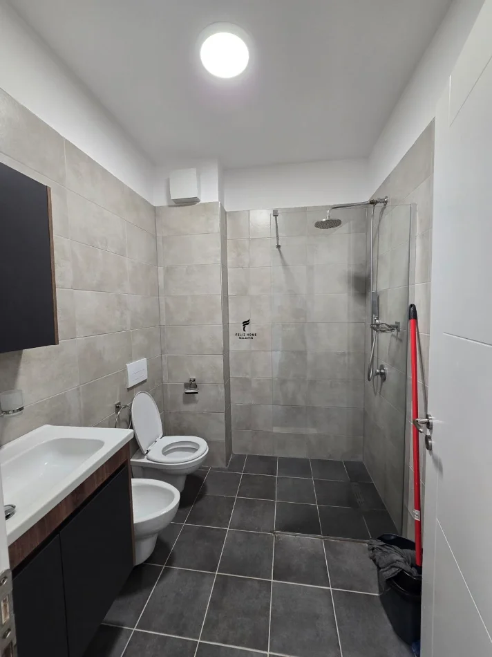 Tirane, jepet me qera apartament 1+1 Kati 3, 74 m² 450 € (FRESKU)