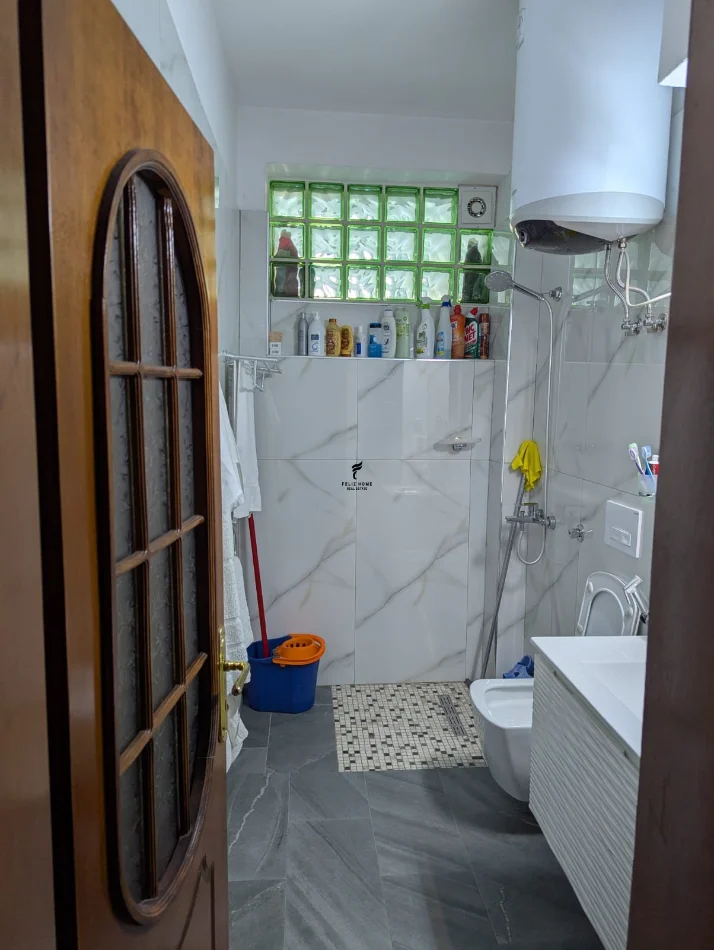 Tirane, jepet me qera apartament 3+1 Kati 3, 150 m² 1.500 € (RRUGA E DIBRES)