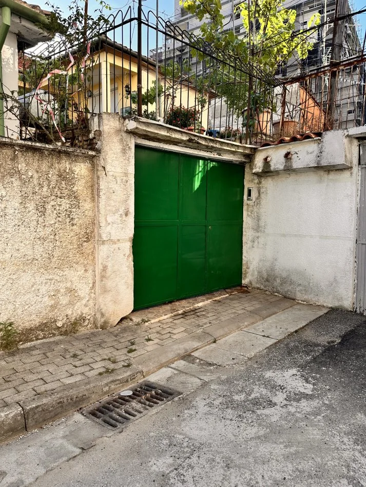 Tirane, jepet me qera apartament duplex 1+1+Aneks+Ballkon Kati 1, 62 m² 400 € (Rruga Besim Imani)