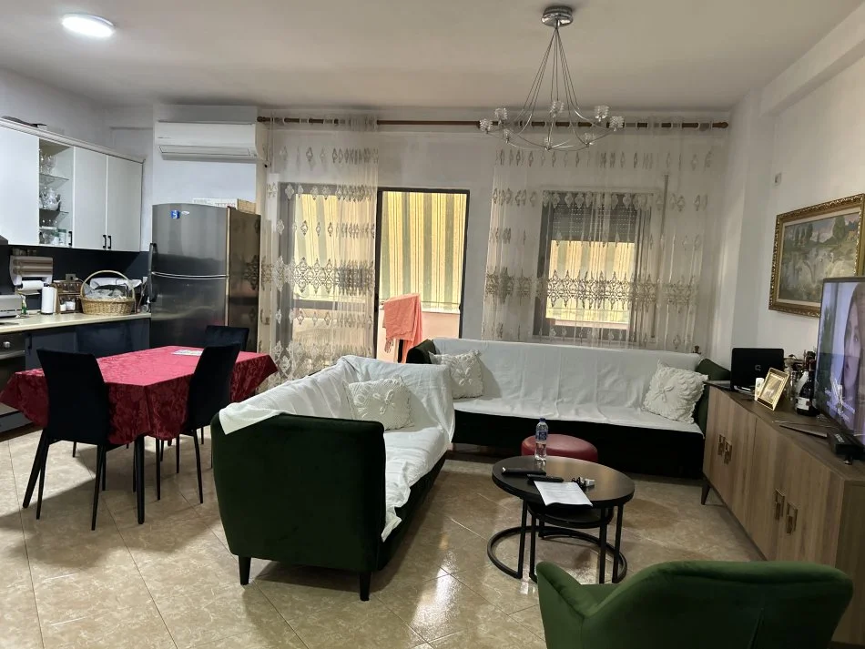 Tirane, Apartament per#Shitje (Komuna e Parisit )