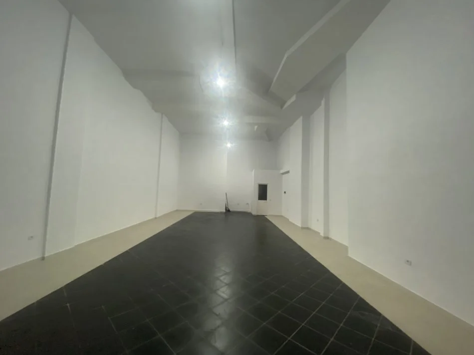 Tirane, Ambient biznesi me qira (Stacioni Trenit)