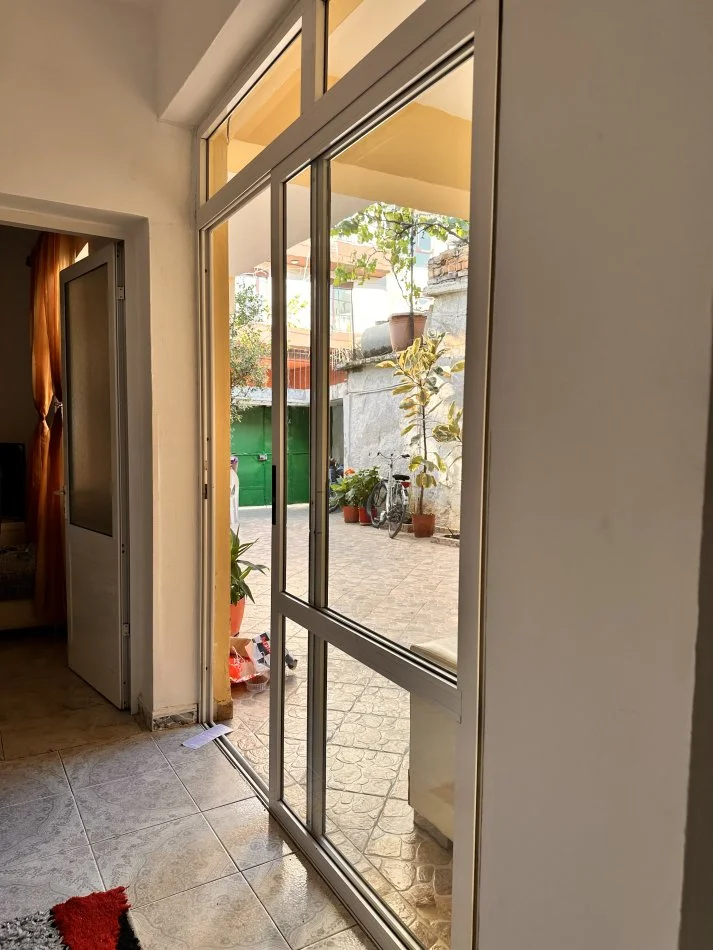 Tirane, jepet me qera apartament duplex 1+1+Aneks+Ballkon Kati 1, 62 m² 400 € (Rruga Besim Imani)