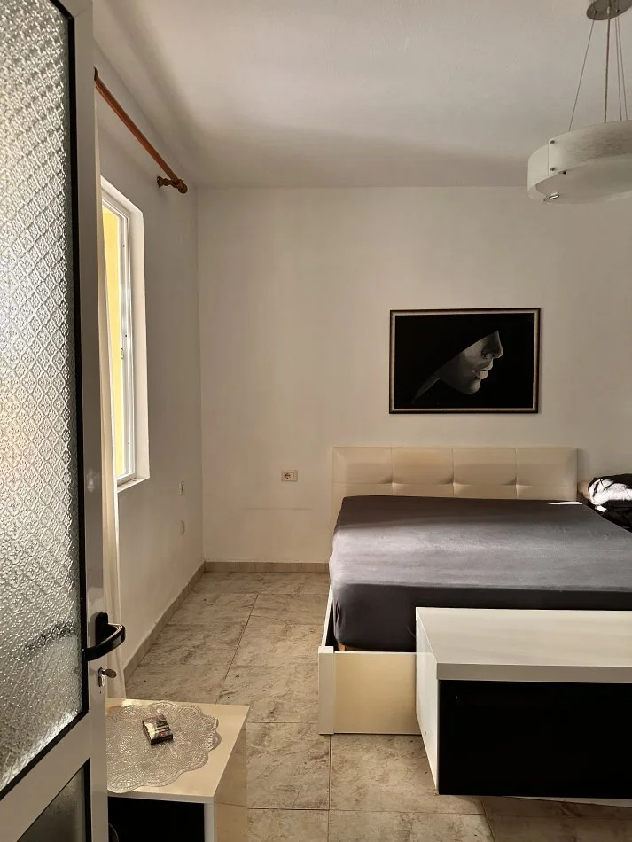 Tirane, jepet me qera apartament duplex 1+1+Aneks+Ballkon Kati 1, 62 m² 400 € (Rruga Besim Imani)