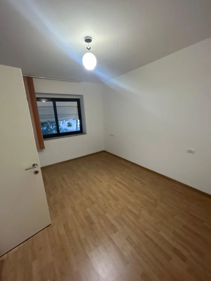 Tirane, Ambient biznesi me#Qira (Stadiumi Dinamo)