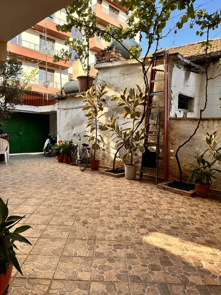 Tirane, jepet me qera apartament duplex 1+1+Aneks+Ballkon Kati 1, 62 m² 400 € (Rruga Besim Imani)