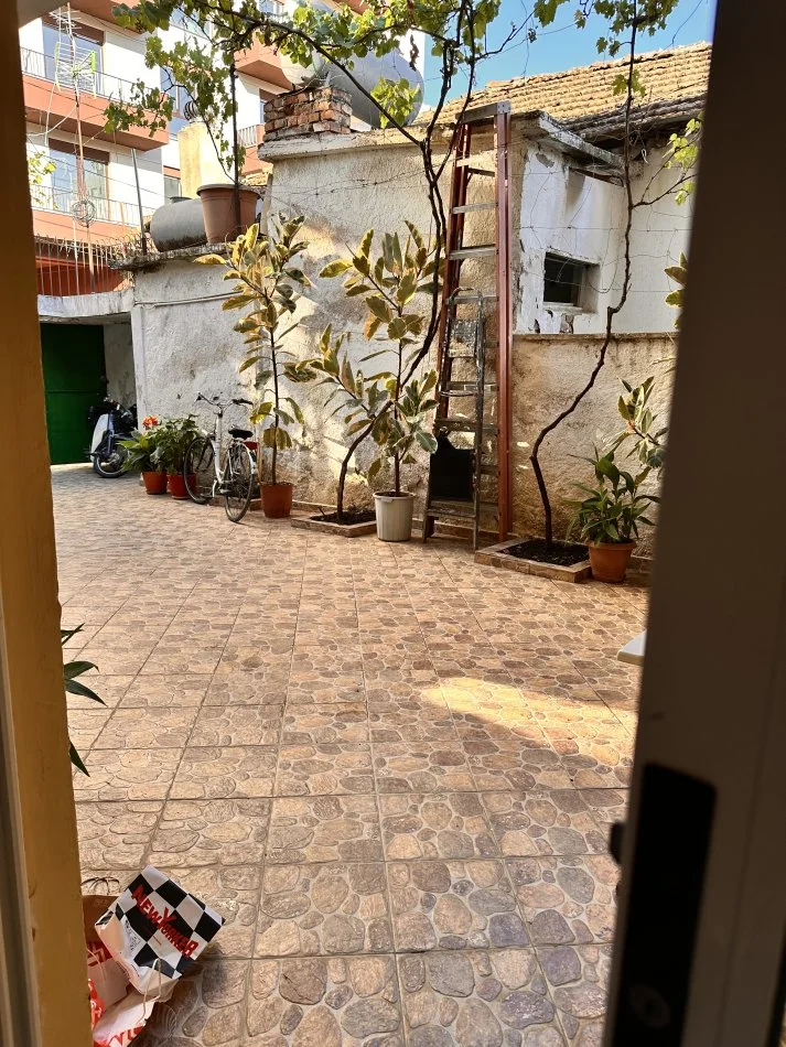 Tirane, jepet me qera apartament duplex 1+1+Aneks+Ballkon Kati 1, 62 m² 400 € (Rruga Besim Imani)