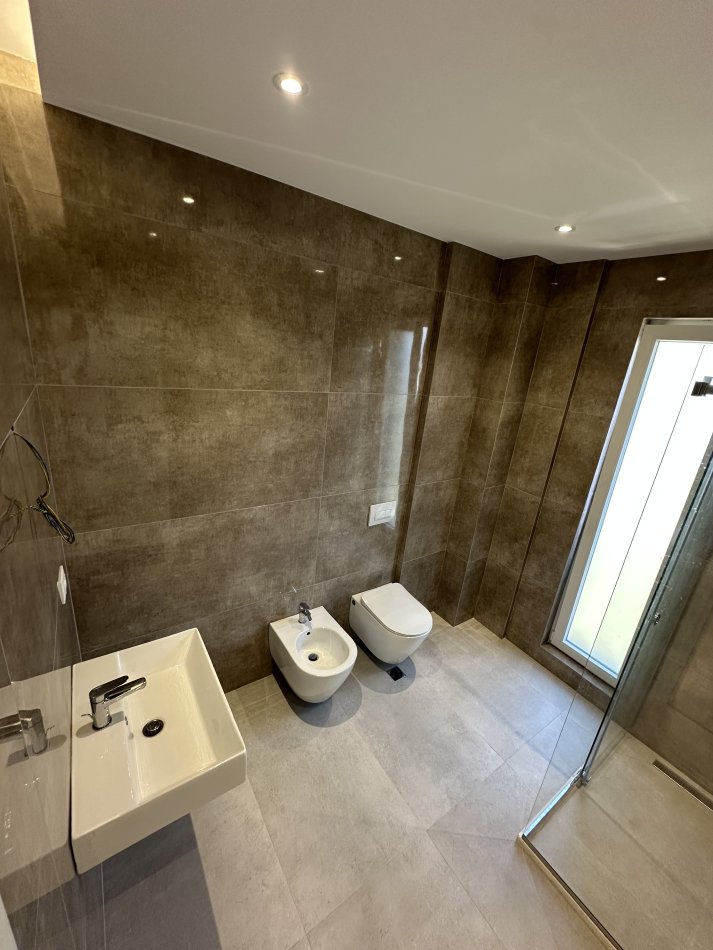 Tirane, jepet me qera 4 Katshe Kati 1, 329 m² 3.500 € (TEG)