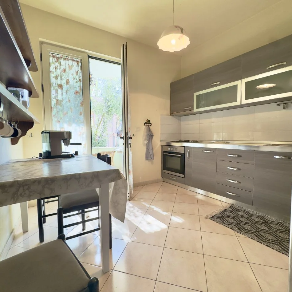 Tirane, Vile 3 Katshe me qira Kati 0, 210 m² 500 € (Vilat Gjermane)