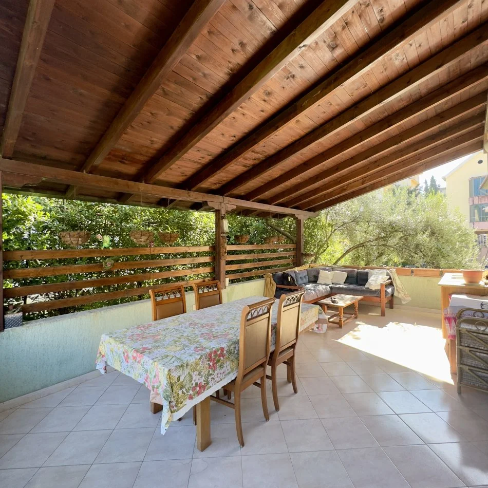 Tirane, Vile 3 Katshe me qira Kati 0, 210 m² 500 € (Vilat Gjermane)