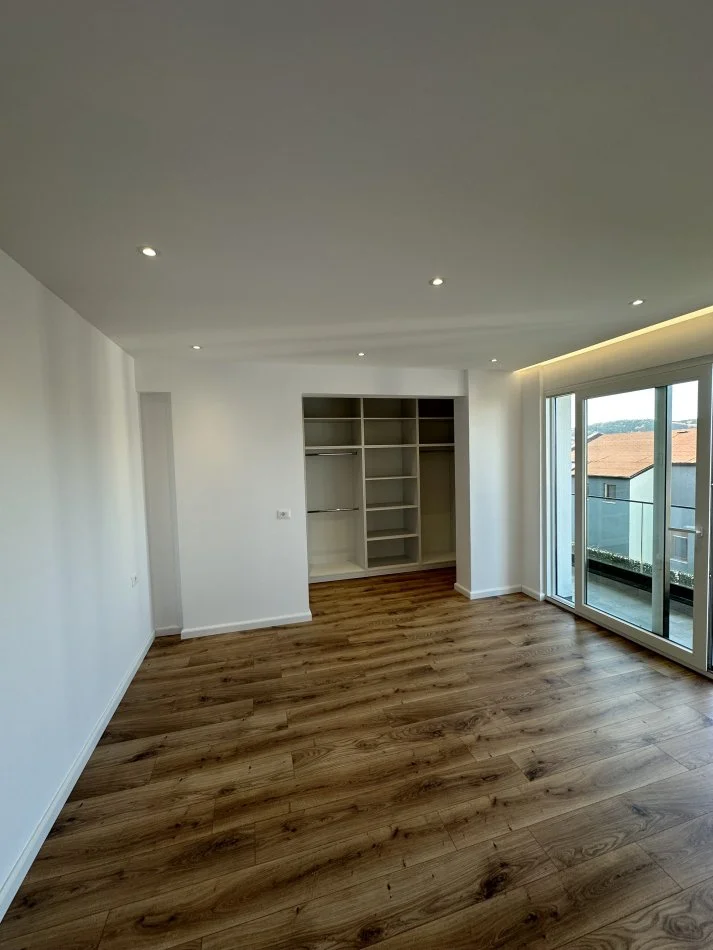 Tirane, jepet me qera Vile 3 Katshe Kati 3, 350 m² 3.500 € (TEG)