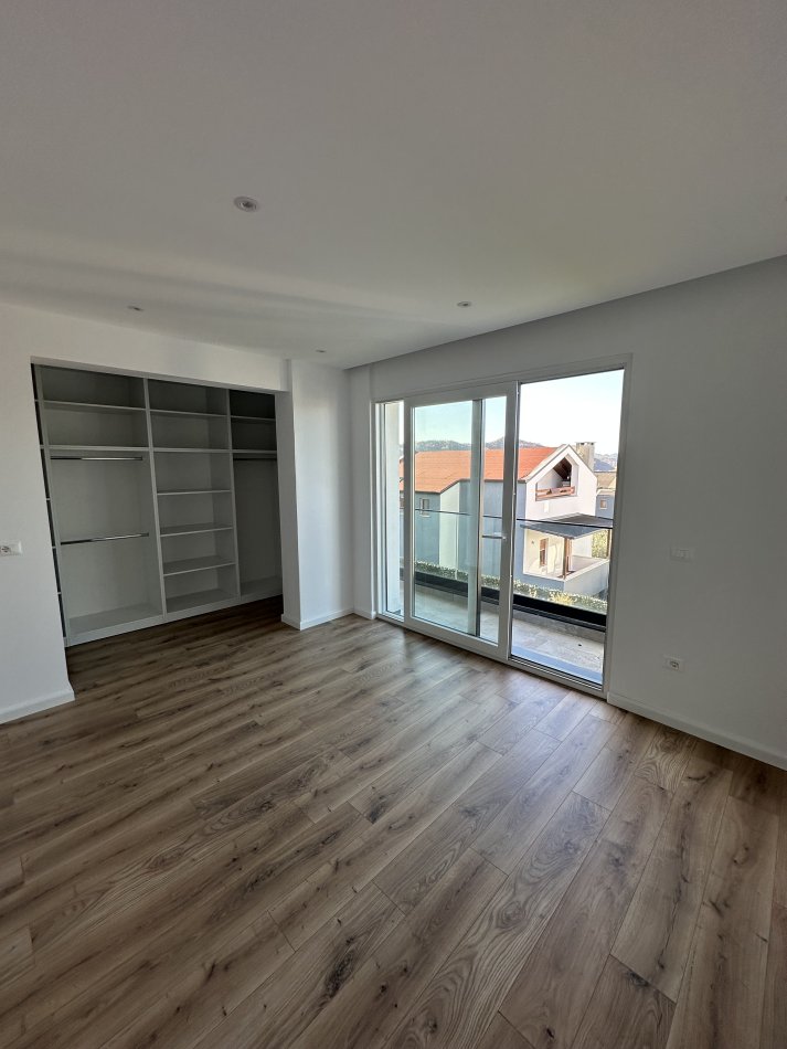 Tirane, jepet me qera Vile 4+1+Ballkon Kati 2, 358 m² 3.000 € (Teg)
