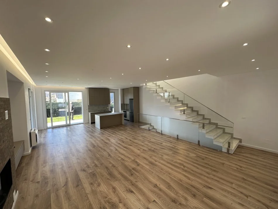 Tirane, jepet me qera Vile 3 Katshe Kati 3, 350 m² 3.500 € (TEG)