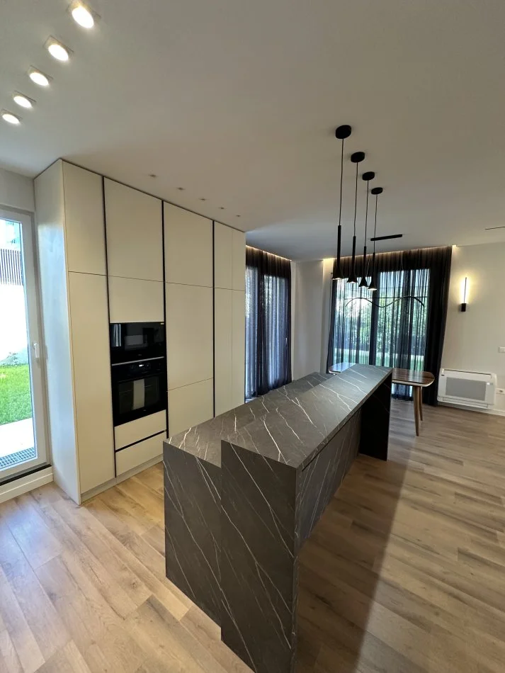 Tirane, jepet me qera Vile 3 Katshe Kati 0, 300 m² 3.500 € (TEG)