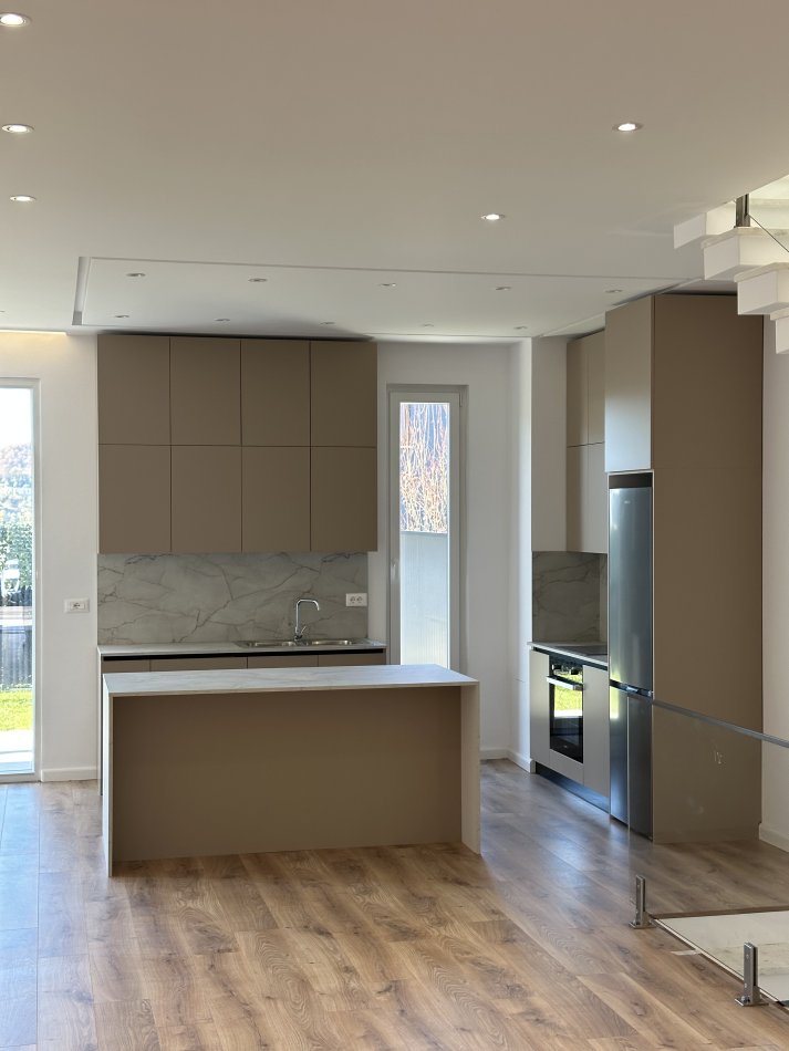 Tirane, jepet me qera 4 Katshe Kati 1, 329 m² 3.500 € (TEG)