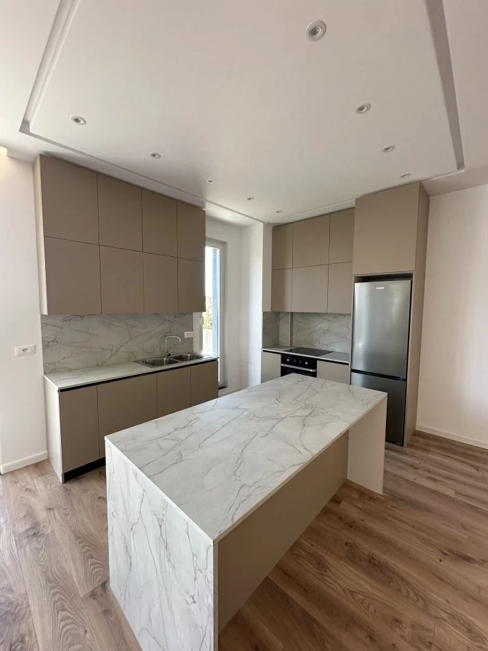 Tirane, jepet me qera Vile 3 Katshe Kati 3, 350 m² 3.500 € (TEG)