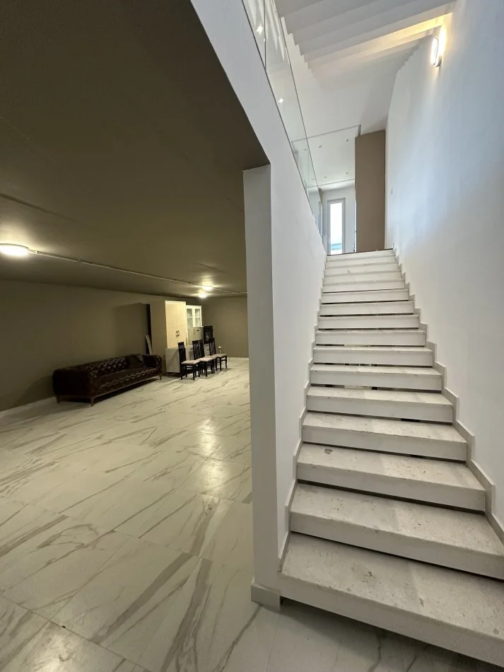 Tirane, jepet me qera Vile 3 Katshe Kati 3, 350 m² 3.500 € (TEG)