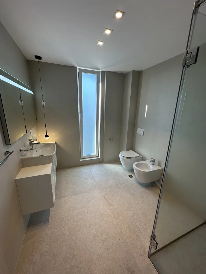 Tirane, jepet me qera Vile 3 Katshe Kati 0, 300 m² 3.500 € (TEG)