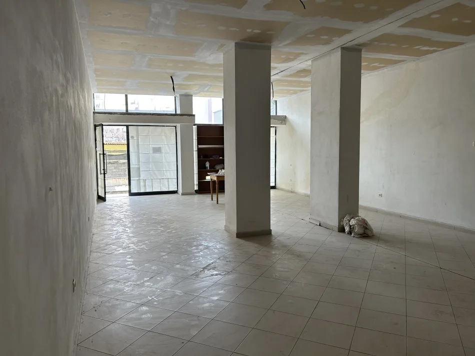 Tirane,Ambient biznesi per shitje ne Astir