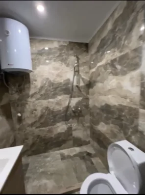 Tirane, jepet me qera apartament 2+1+Ballkon Kati 4, 100 m² 700 € (Dry Lake)